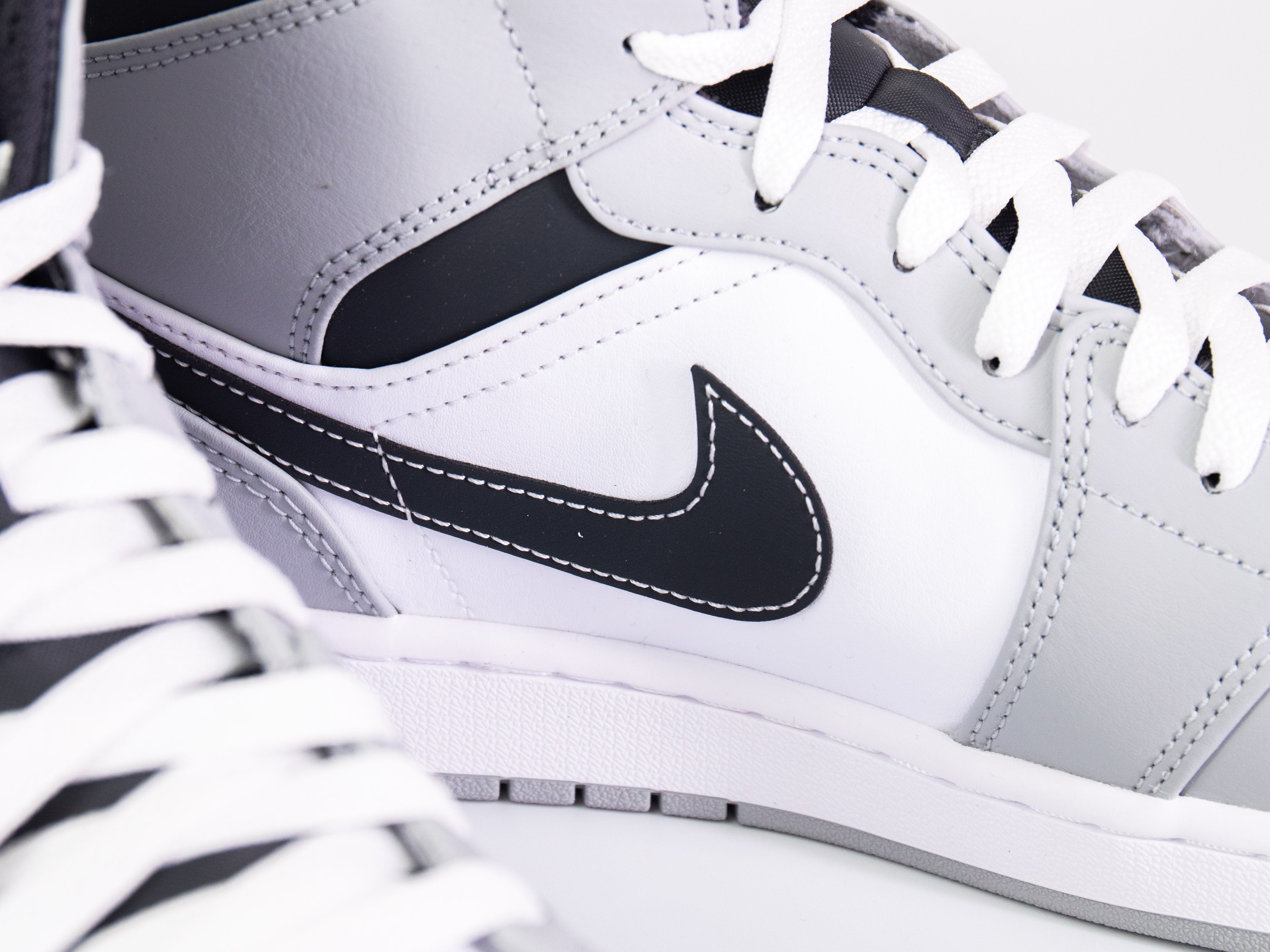 Air Jordan 1 Mid 'Light Smoke Gray Anthracite'